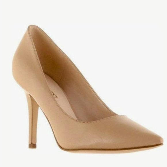 So good I had to share! Check out all the items I'm loving on <a href="/Poshmarkapp/">Poshmark</a> from <a href="/budz_2/">Cherry</a> <a href="/StyleBySunset/">StyleBySunset</a> #poshmark #fashion #style #shopmycloset #clarks #levis #ninewest: posh.mk/9dhpNTW6uBb