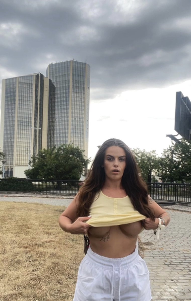 katykitty17's tweet photo. Cauky 😈 když tu budu hodně rettweetu dam na zeď cele video 💦😘 #public #czwoman https://t.co/LzMDhM1dVb