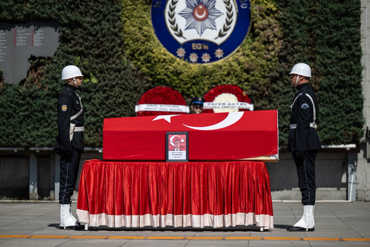 🇹🇷Polis Memuru Alp Efe BEKIT, 15.07.2023 günü saat 18.00 sıralarında uygulama noktasında dur ihtarına uymayan motosiklet sürücüsünün çarpması sonucu ağır yaralanmış, kaldırıldığı hastanede şehit olmuştur.

8 yıllık polisti Alp Efe Bekit. Babası da emekli polis özel harekattı.