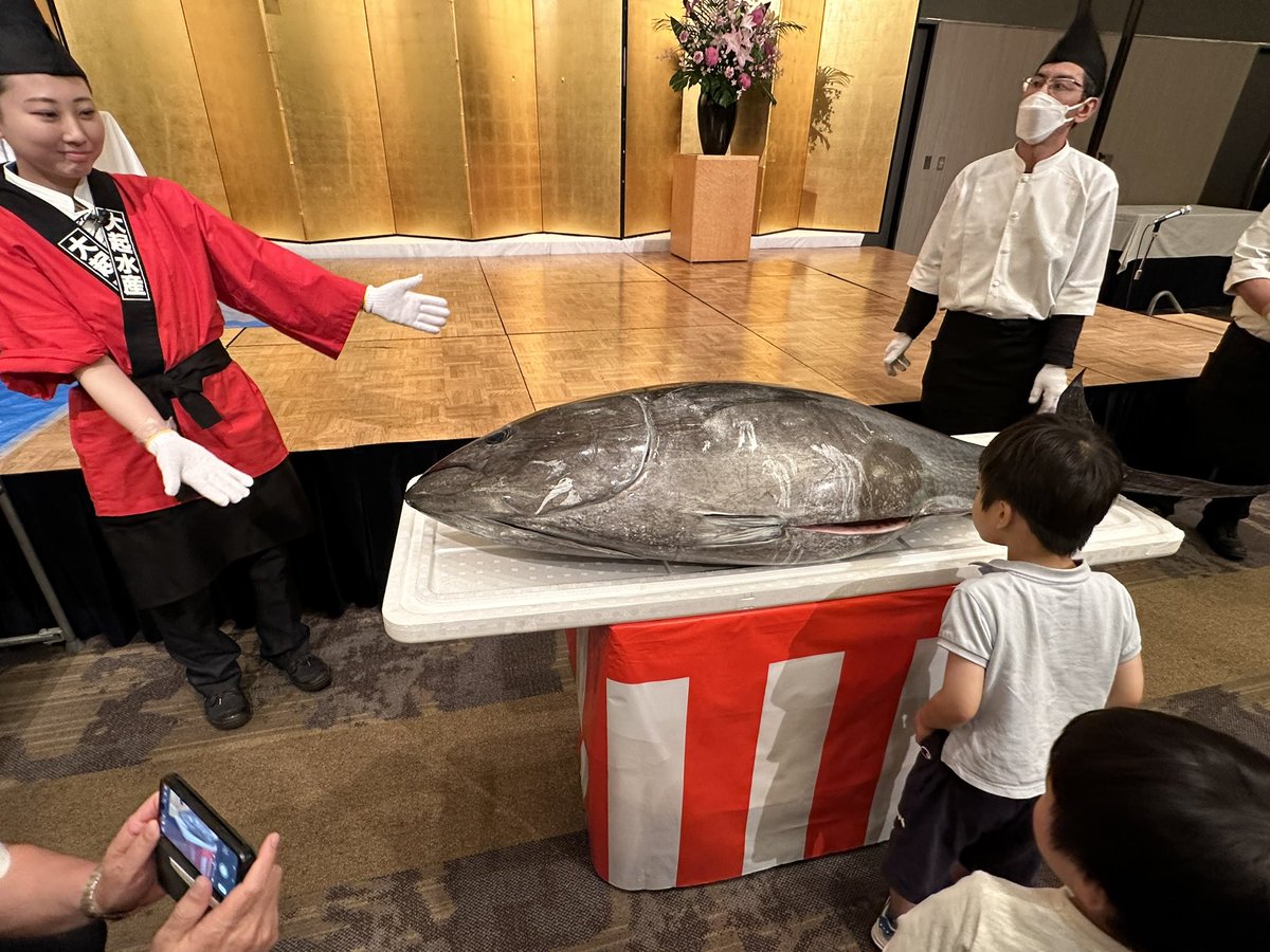junzo_yamamoto's tweet photo. 昨日久しぶりに暑い🥵💦大阪で近畿愛媛県人会が開かれ、私も参加しました。女性の松本会長はじめ役員の皆さんのご尽力により楽しい懇親会となりました。大起水産のご協力によりフィッシュガールの中田さんの62キロまぐろ解体ショーは必見！それにしても暑かった！ https://t.co/YYnWWE35Pt