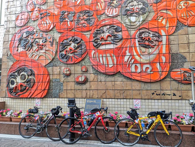 日本でSR600女子3人で完走したの初なんじゃないのか〜?! マスタード、ケチャップ、イワシカラーで記念撮影