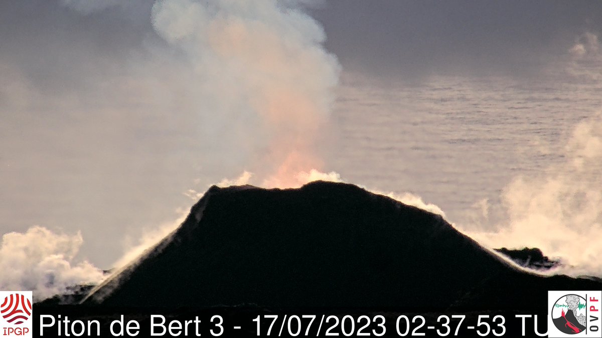 ▶️Communiqué de l'OVPF-IPGP - 17/07/2023 - 10h30
🌋L'éruption au #PitondelaFournaise se poursuit avec une faible intensité. 
Le morphologie du cône éruptif n'a guère évolué au cours des derniers jours
Le point complet sur ce lien 👇
ipgp.fr/volcanoweb/reu…