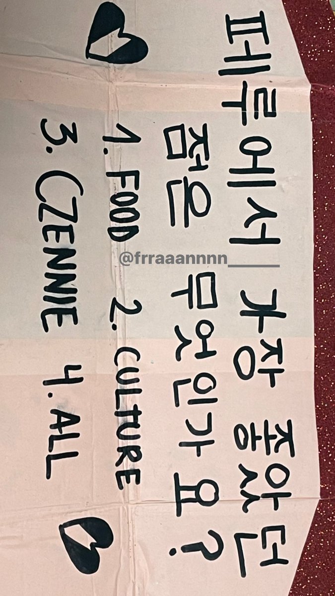 deobizen1it's tweet photo. El cartel diciendo “Qué te gustó más de Perú?” Y que jaemin diga czennie, chenle diga que le gustó todo y que mark como renjun lo hayan visto y sonreído sólo me hace pensar una cosa ARRIBA PERU CSM 😭🇵🇪 NCT DREAM PERUCHO 💋 https://t.co/Fh3s8N0DXV