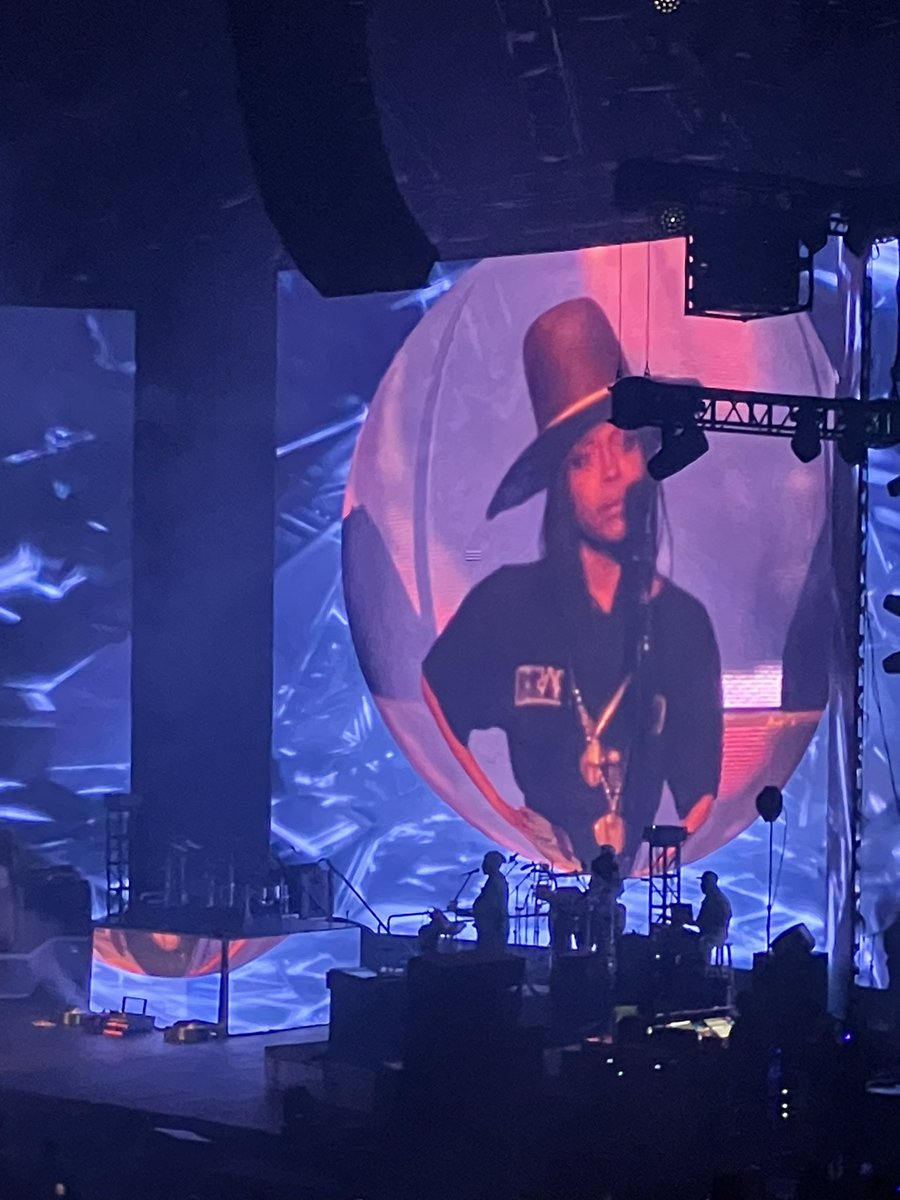 try_marsh's tweet photo. @fatbellybella thank you for shouting out the 90’s baby and speaking life into the room. The ICON Ms.Badu gave it all. 

Of course y’all know I love some @durandbernarr in the back being the best male vocalist that he is. https://t.co/uZhBIAzkMG