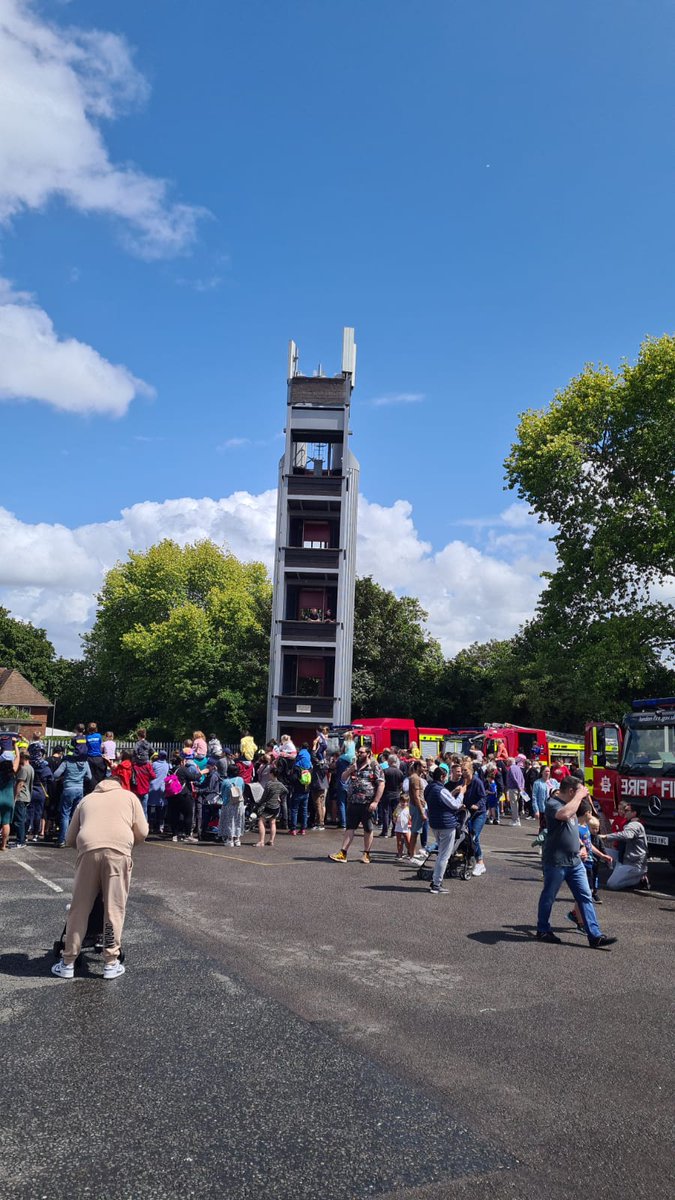 Finchley fire station opened it's doors to the public on Saturday. Despite the occasional shower the public turned up and a fantastic time was had by all. Thank you Red Watch.