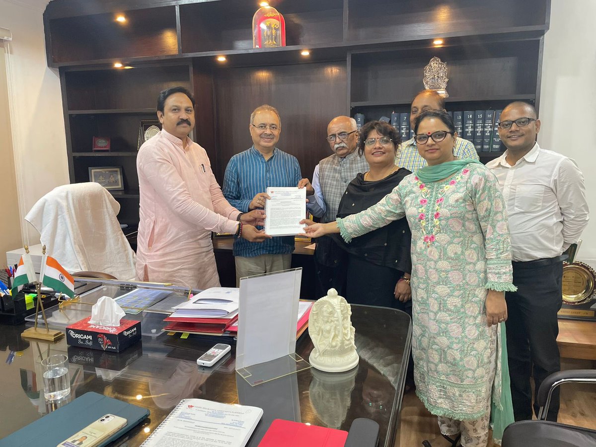 Shreeharib1's tweet photo. A delegation of Akhil Bharatiya Adhivakta Parishad presented a draft of the Uniform Civil Code to the Law Commission of India. 

The delegation also made the commission aware of the overwhelming people's sentiments in favor of the #UCC. @AdhivaktaP @MLJ_GoI https://t.co/0ugSralQMX