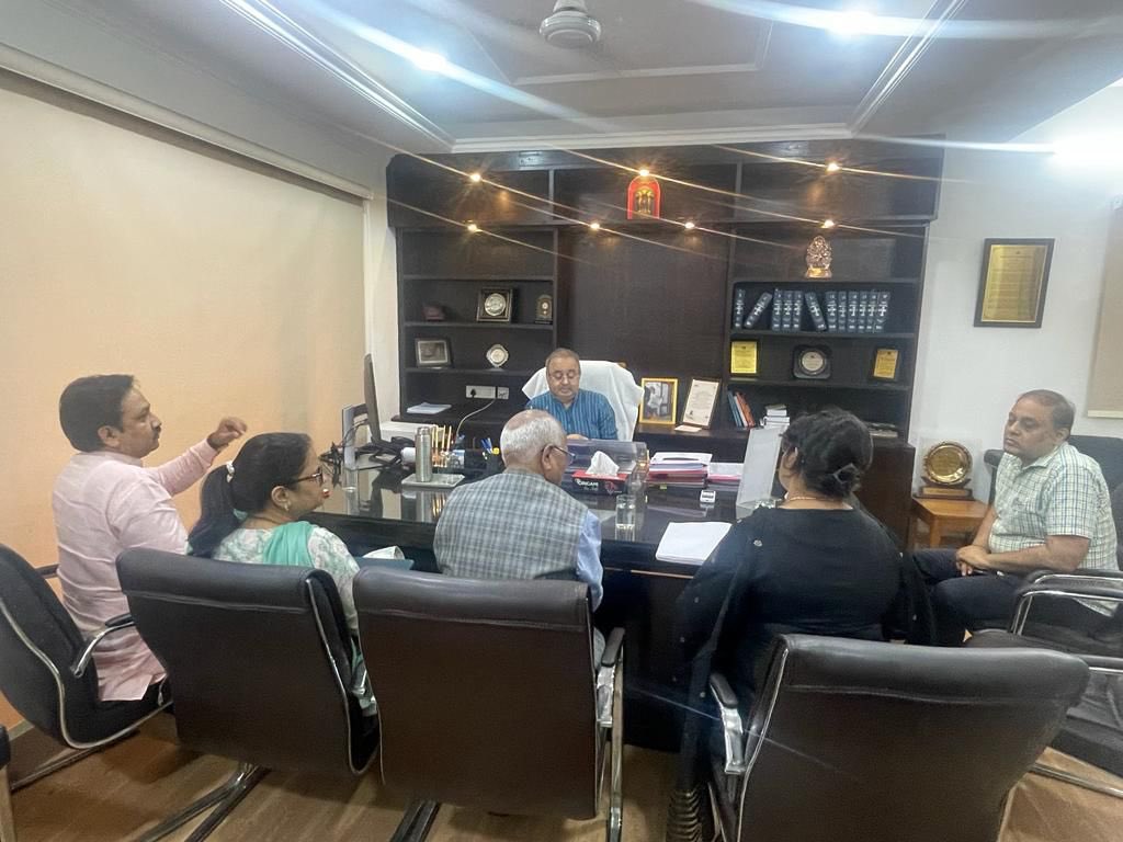 Shreeharib1's tweet photo. A delegation of Akhil Bharatiya Adhivakta Parishad presented a draft of the Uniform Civil Code to the Law Commission of India. 

The delegation also made the commission aware of the overwhelming people's sentiments in favor of the #UCC. @AdhivaktaP @MLJ_GoI https://t.co/0ugSralQMX