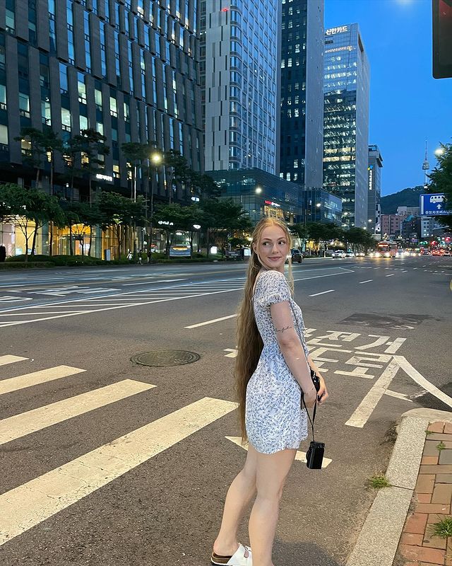Victoria_an_'s tweet photo. The city is so pretty❤️ #myeongdong #korea #longhair #trip #beautiful https://t.co/mNhlmmo90M