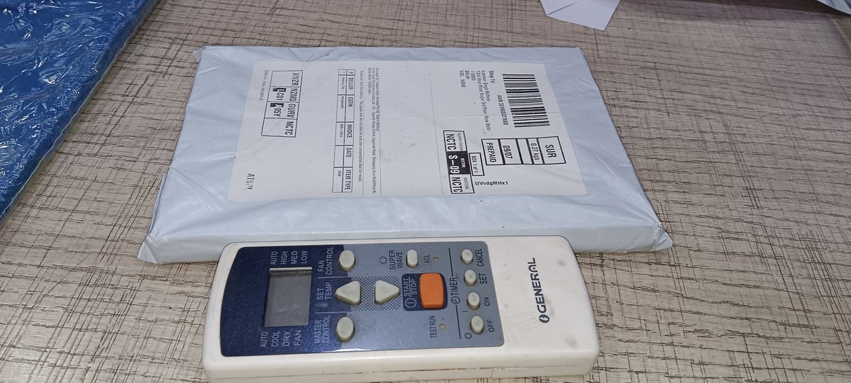Lucky5557's tweet photo. @amazonIN @AmazonHelp @amazonbooks 

Your team says they shipped 32 pcs of physical books in this small packet 0.27KG total weight of shipment.

Get this sorted with your investigations team and send me my books.

#AMAZON #CHEATING #INDIA https://t.co/VRi9TRvJmJ