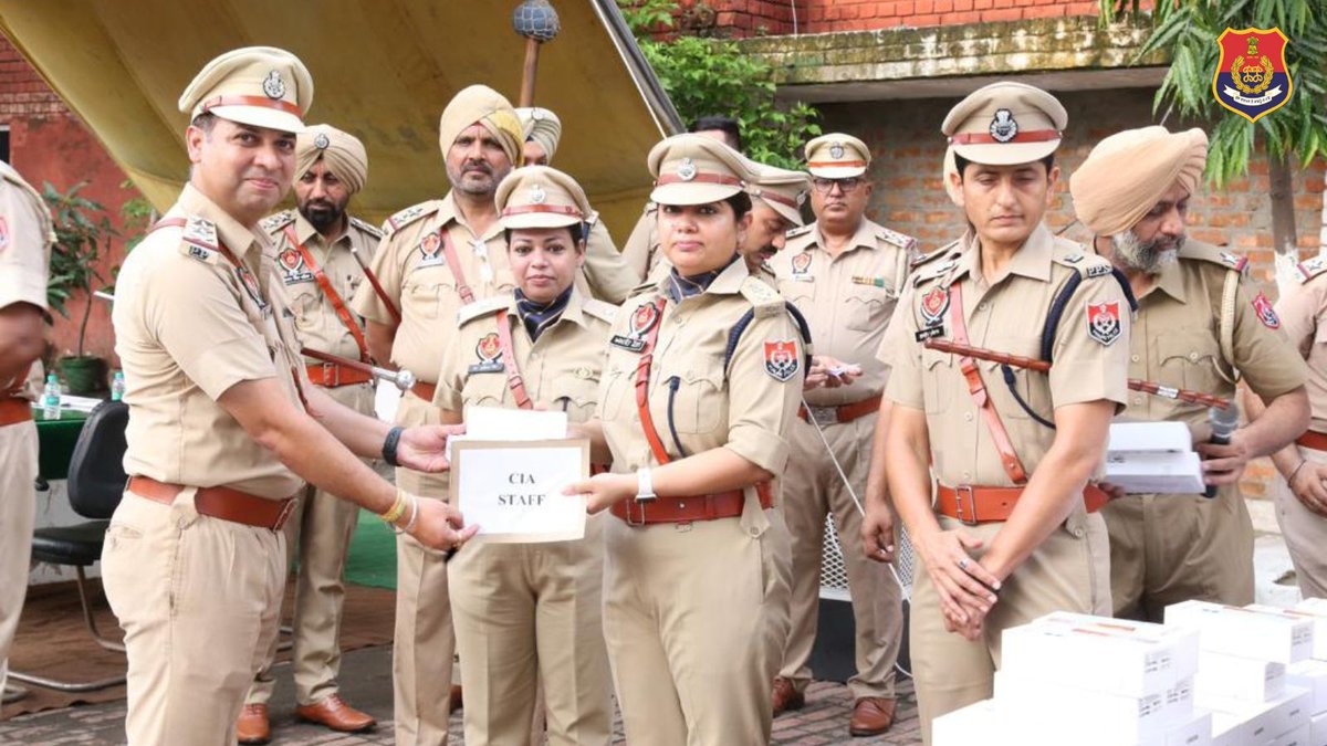 KhannaPolice's tweet image. SSP Khanna distributed Smart phones and tabs to all Police Stations, Police posts, field units for better utilisation of latest technology in investigation of crime.
#TechPolicing 
#LetsBringTheChange