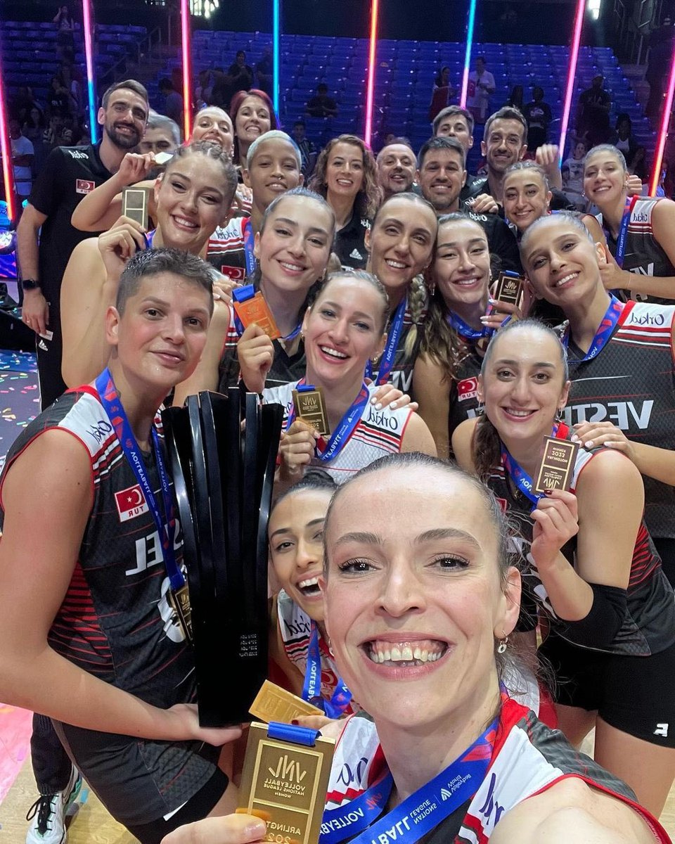DrSinanOgan's tweet photo. 2023 FIVB Milletler Ligi Şampiyonu olan 
#FileninSultanları nı tebrik ediyorum. Gurur duyduk…

🏐 #VNL2023 🇹🇷🏆 https://t.co/xxeN8zQDPJ