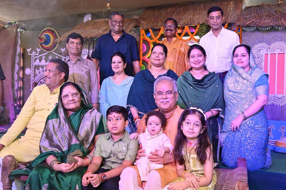मुख्यमंत्री श्री <a href="/bhupeshbaghel/">Bhupesh Baghel</a> ने अपने निवास में सपरिवार कृषि यंत्रों की पूजा कर इस साल अच्छी खेती और प्रदेशवासियों की सुख समृद्धि और खुशहाली की कामना की है।

- आज हरेली के मौके पर मुख्यमंत्री आवास पर आयोजित कार्यक्रम में मुख्यमंत्री जी सपरिवार मौजूद हैं।