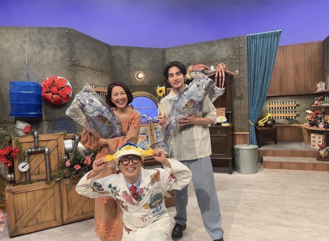 A9Nkx's tweet photo. 中村蒼くんと一緒に最高に楽しい癒しの収録でした!
是非見てぎょださい🐟
(無理がある、、)
#DEVOTION TWINS
#ARTIDA OUD
#羽田美智子
#中村蒼
#さかなクン https://t.co/29rknglEgL