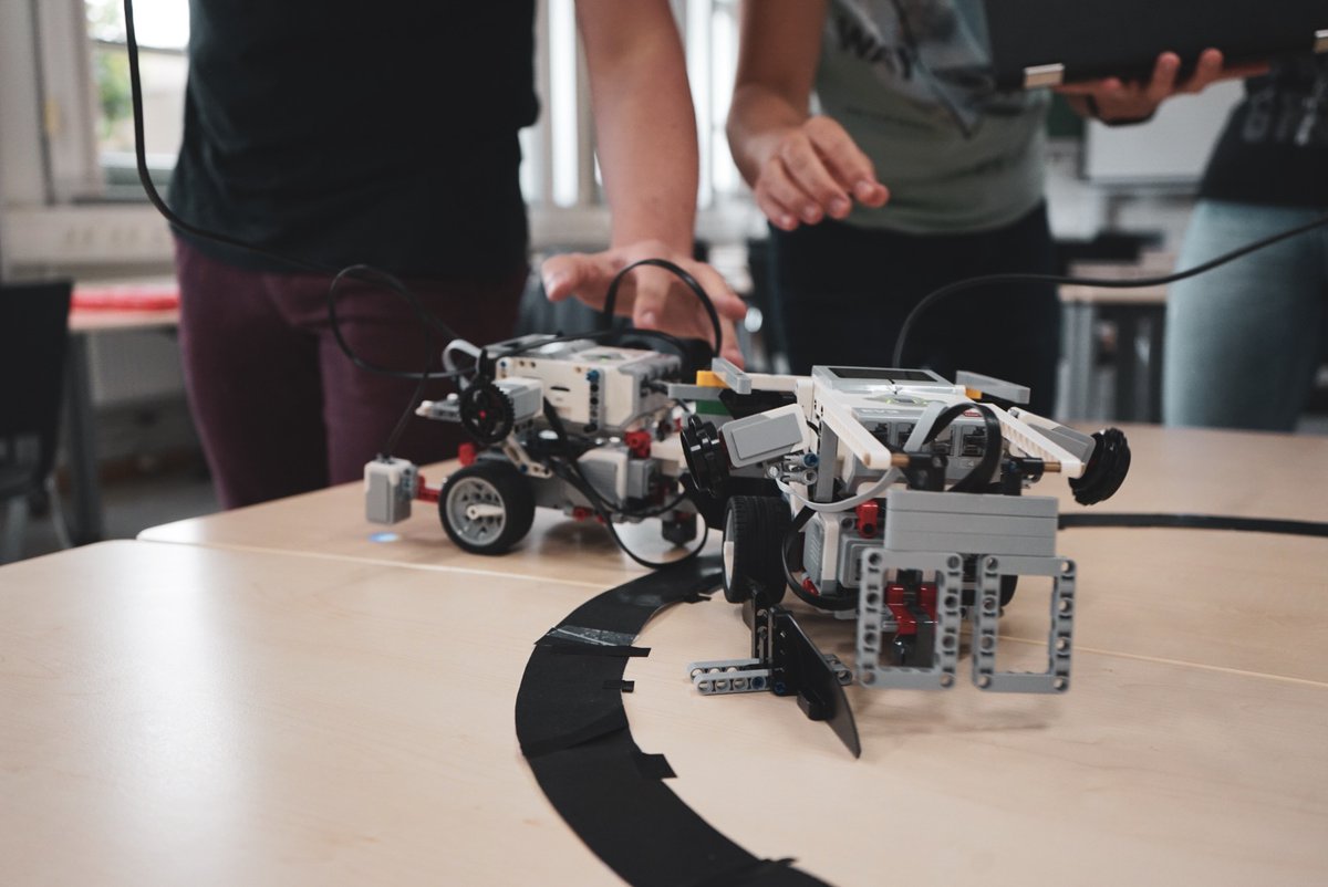 Lerne Python beim tech.festival! In unserem Modul 'Einführung in Python: Lego-Modelle steuern' kannst du ohne Vorkenntnisse die Grundlagen der Programmiersprache Python erlernen. #techfestival #Python Weitere Informationen findest Du unter matz-techfestival.de"