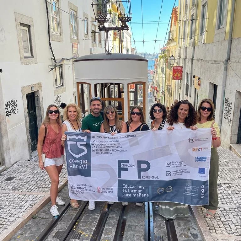 FpSedavi's tweet photo. SEDAVINEROS POR EL MUNDO, en este caso Lisboa, terminaron ayer su Job Shadowing. Ha sido una semana increíble en la cual han compartido experiencias con sus respectivos centros portugueses y han potenciado la organización informal. https://t.co/NpT6phwCX9