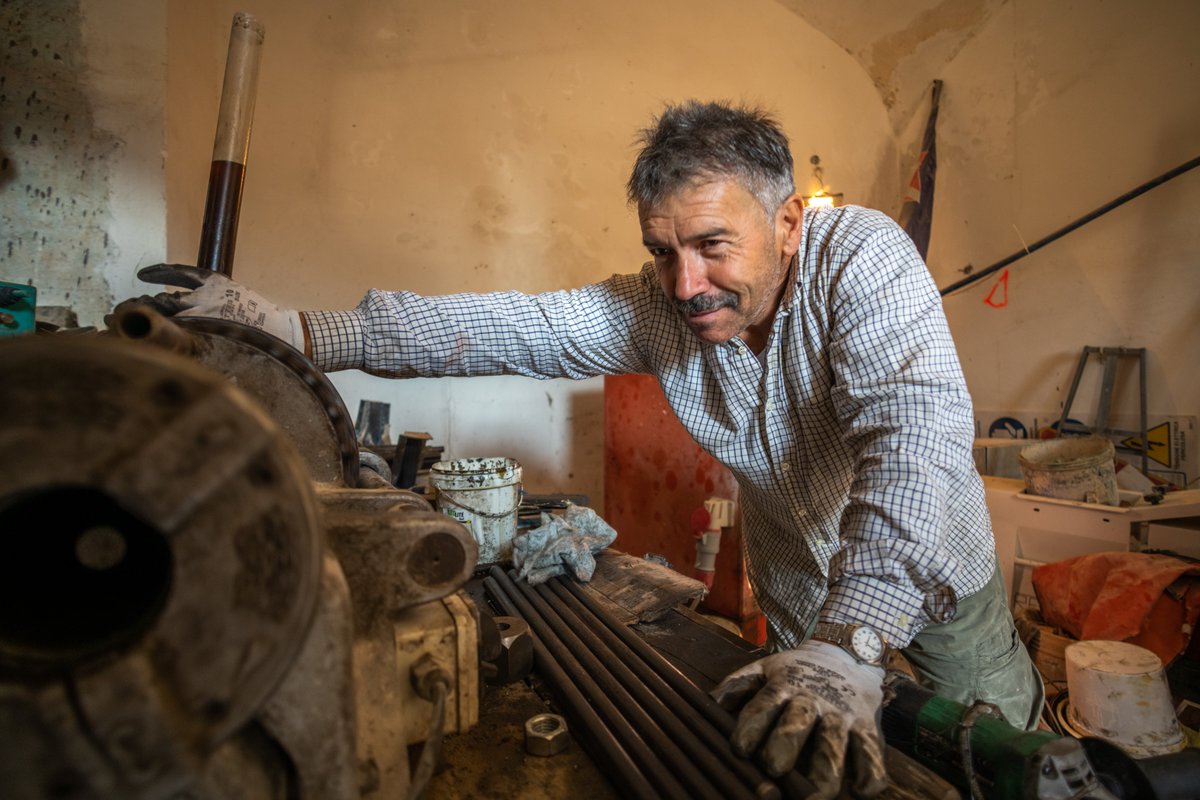 This is Fiore.

He is grappling with a tool with which in mechanics is used to make external threads. Fiore has been threading steel rods so that he can insert bolts to screw in and use them in the construction of steel-beam flatbeds and/or the consolidation of slabs using