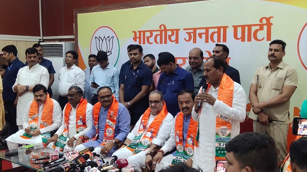 sengarlive's tweet photo. उत्तर प्रदेश-

दारा सिंह चौहान भाजपा में शामिल,अध्यक्ष भूपेन्द्र चौधरी,DCM ब्रज���श पाठक,DCM केशव मौर्य की उपस्थिति में भाजपा में शामिल हुये ��ारा सिंह चौहान !!

****

22 में तलाक़ लेकर सपा के साथ भागे दारा का पुनर्विवाह संपन्न हुआ !! https://t.co/riJTSs3iIm
