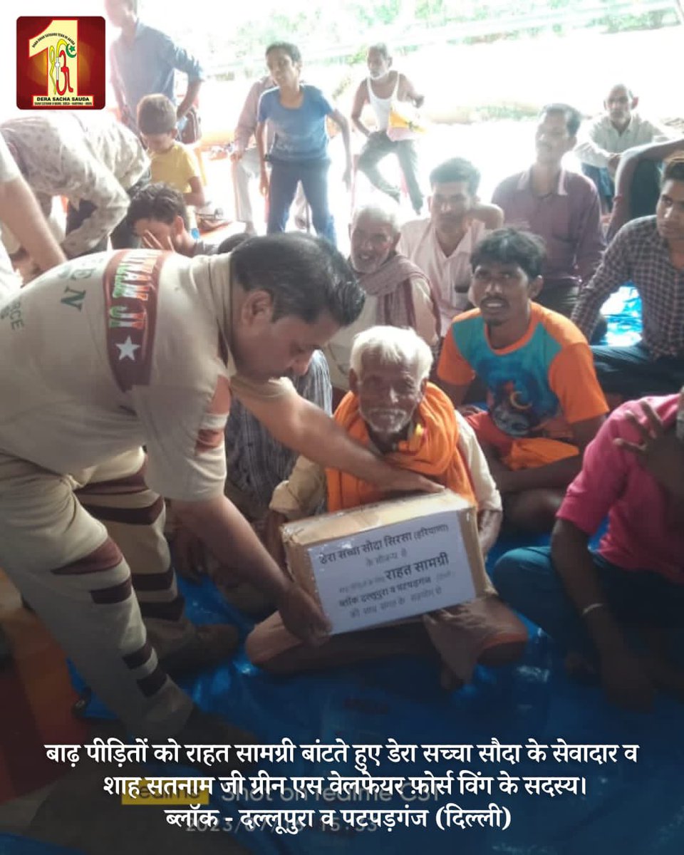 DSSNewsUpdates's tweet image. No one is left hungry in the flood-affected areas, thanks to the unwavering efforts of #DeraSachaSauda volunteers. Inspired by the vision of Saint Dr. @Gurmeetramrahim Singh Ji Insan, they selflessly distribute food, ensuring everyone&apos;s well-being during this challenging period.…