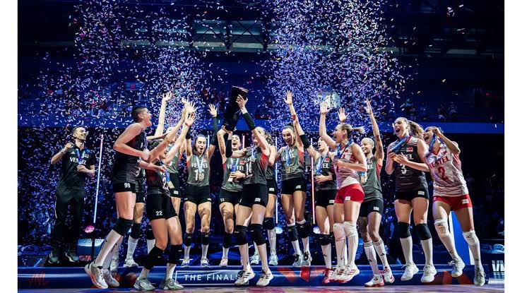 Şeyhlere şıhlara kadının adı olmayan tarikatlara kadına saygısı olmayan yaratıklara inat demeyeceğim. Çünkü sonra voleybolu yasaklamalarından yasaklatmalarından korkarım  ama Türkiye’nin aydınlık yüzü olarak Dünya’yı dize kupayı bize getirdiler.