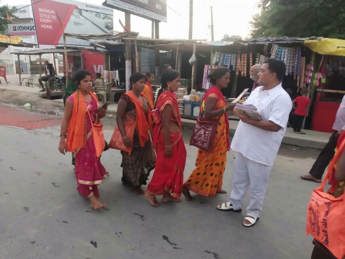 LokKalyanSetu's tweet photo. श्री योग वेदांत सेवा समिति मुजफ्फरपुर (बिहार) द्वारा कांवरियों को ऋषि प्रसाद और लोक कल्याण सेतु वितरण किया गया।
#kawariya #seva #Muzaffarpur #Bihar #RishiPrasad #LokKalyanSetu #YogVedantSevaSamiti #SantShriAsharamjiBapu https://t.co/5LCL9C84Ov