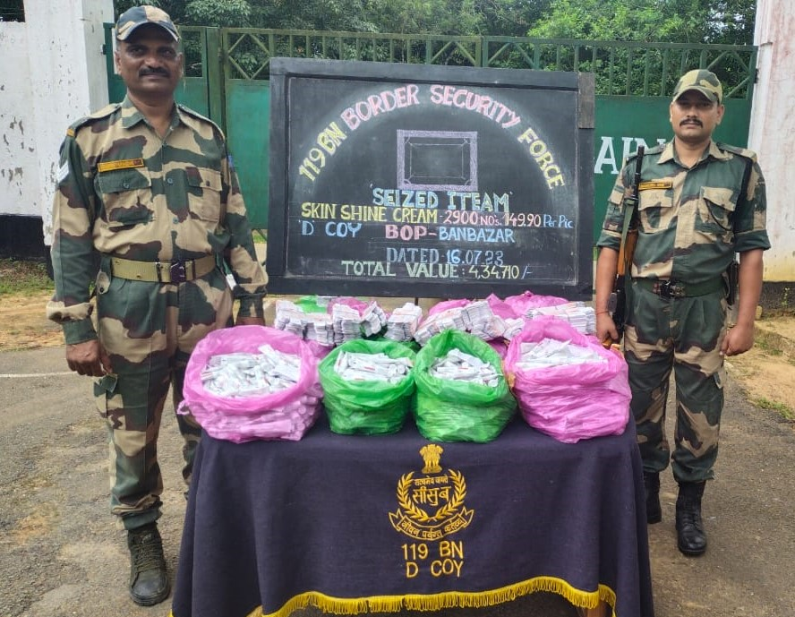 BSF_Tripura's tweet photo. Protecting the country's borders, #BSF #Tripura is also actively combating transborder crime along #India #Bangladesh border. Vigilant troops apprehended a BD national &amp; seized 8 cattle, 16 kg Ganja and other contrabands worth ₹ 8,81,915/-

#FirstLineOfDefence
#GuardiansOfBorder https://t.co/sshRQO35wb