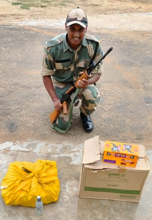 BSF_Tripura's tweet photo. Protecting the country's borders, #BSF #Tripura is also actively combating transborder crime along #India #Bangladesh border. Vigilant troops apprehended a BD national &amp; seized 8 cattle, 16 kg Ganja and other contrabands worth ₹ 8,81,915/-

#FirstLineOfDefence
#GuardiansOfBorder https://t.co/sshRQO35wb