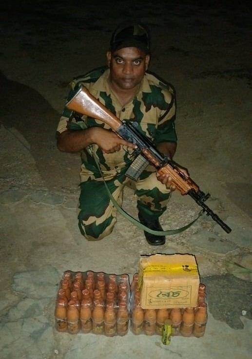 BSF_Tripura's tweet photo. Protecting the country's borders, #BSF #Tripura is also actively combating transborder crime along #India #Bangladesh border. Vigilant troops apprehended a BD national &amp; seized 8 cattle, 16 kg Ganja and other contrabands worth ₹ 8,81,915/-

#FirstLineOfDefence
#GuardiansOfBorder https://t.co/sshRQO35wb