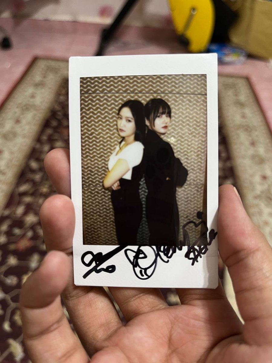 Got mine from TVN Asia! ❤️✨ Such a pretty polaroid and beyond grateful to have my first ever signed merch 🥹

As a fan of Yeri and a kdrama lovers, this really makes my day! 😭✨

#BitchXRich #청담국제고등학교 #예리 #YERI #김예림 #KIMYERIM