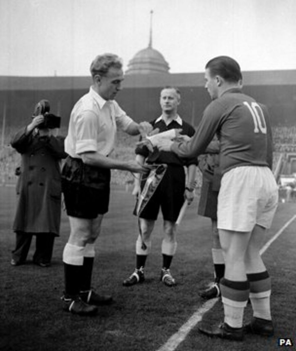 robertmdaws's tweet photo. #BillyWright and #FerencPuskas at Wembley before the 6-3 win for #Hungary ๐ญ๐บ in 1953 https://t.co/mRGZRCChB7