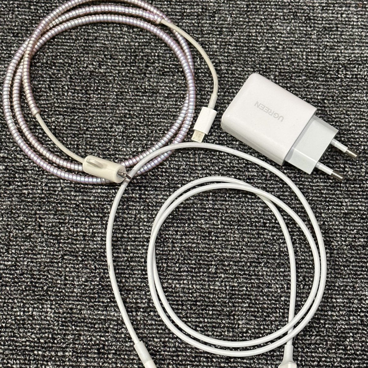 cloudysnowys's tweet photo. 9. pilih charger yang MFI

kalau ada budget lebih aku menyarankan buat beli aja yang orinya (bawaan iphone) 

aku pake 2: bawaan iphone sama ugreen yang lebih terjangkau karena uda MFI, aku uda pake dari 2021 buat ugreen

ori https://t.co/qfLk81wyl9
ugreen https://t.co/StdR6fOWrm https://t.co/X8IhqzYjR8