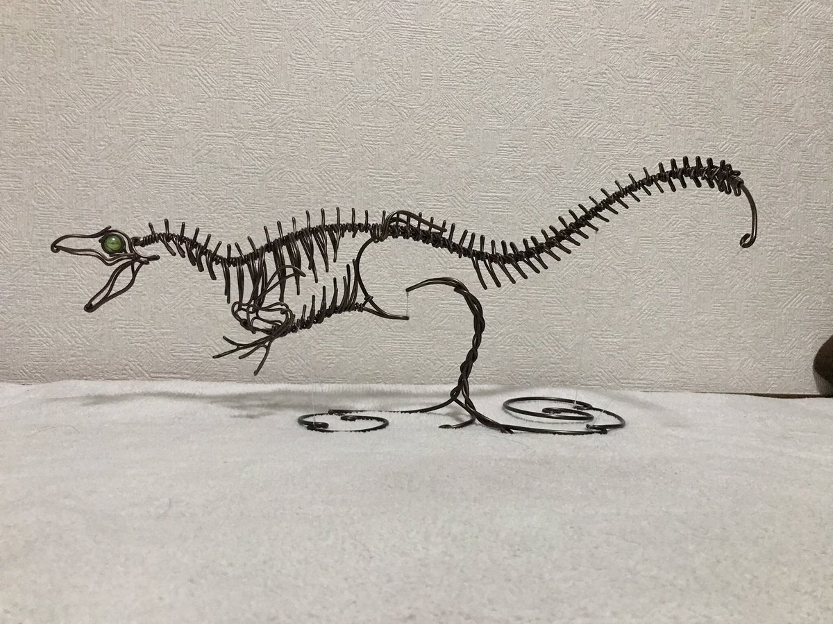 テンセグリティ構造の作品。 どこで吊ってるか探してみてください
