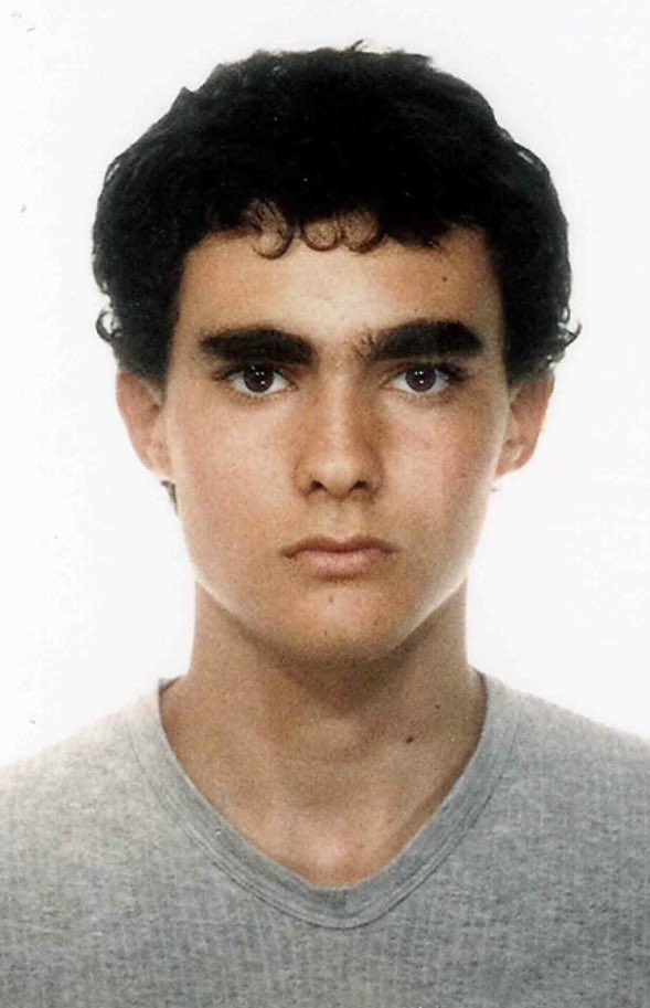 paolomaggioni's tweet photo. Ciao #Aldro, non dimentichiamo e non ti dimentichiamo. Buon compleanno, ovunque sei ora. Oggi sarebbero stati 36. Un bacio alla tua mamma, al tuo papà e a tuo fratello. #federicoaldrovandi https://t.co/Irq8gP43fN