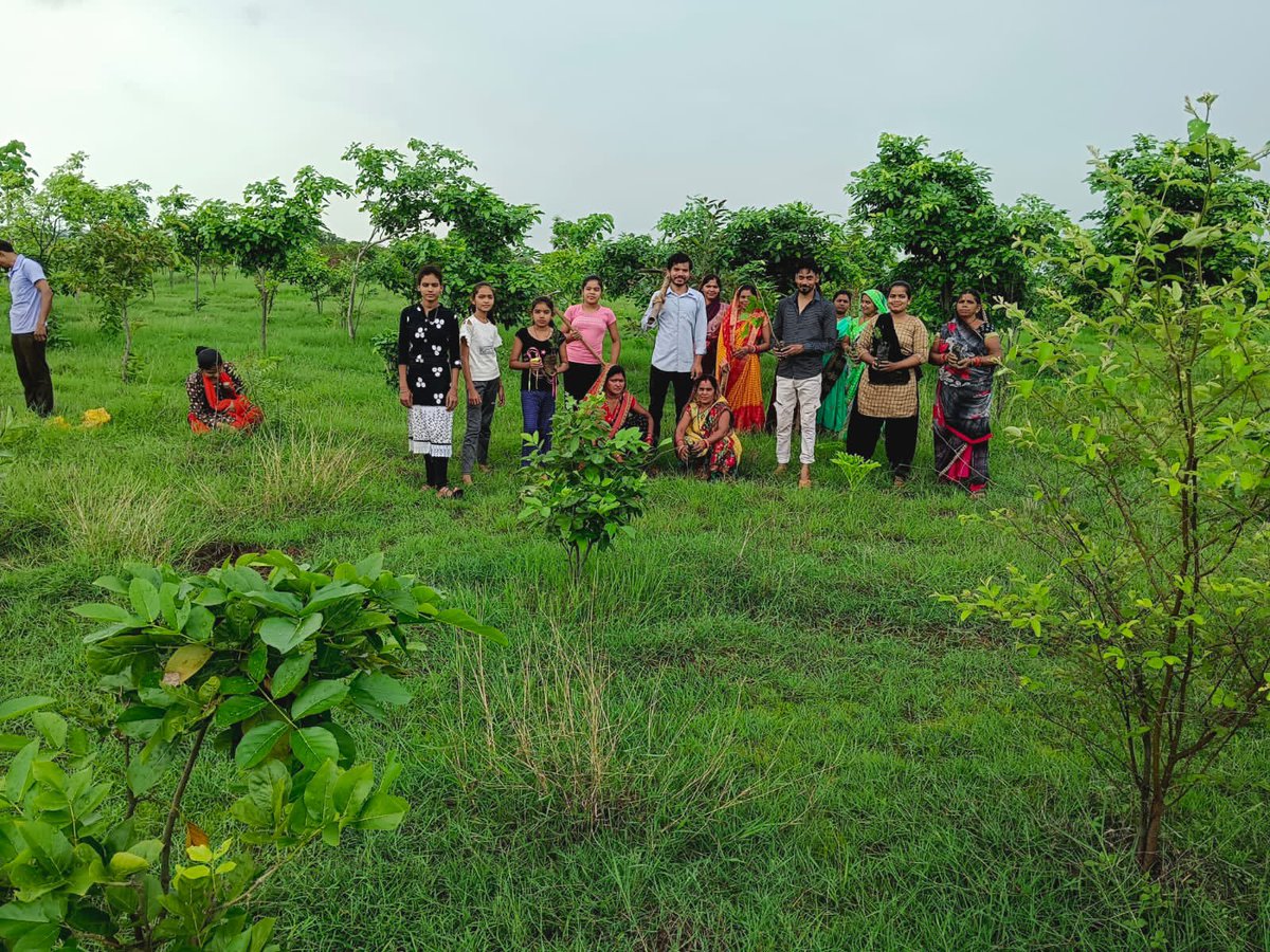 ManavDharam's tweet photo. Tree planting is one of the most enchanting &amp; environmentally friendly pursuits that one can adopt for a greener Earth. To achieve this, a Mega #Plantation Drive was conducted by #ManavUtthanSewaSamiti. As part of the drive, 500 saplings were planted at #Datan, #Balodabazar(CG). https://t.co/euDvAgT3XK