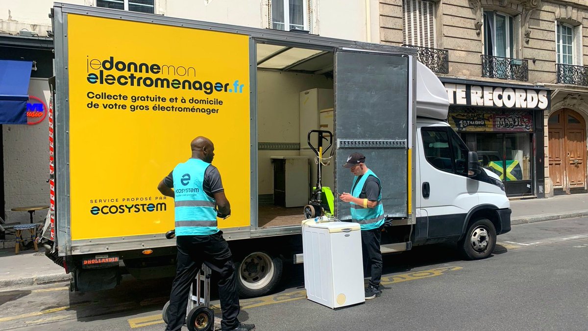 Paris lance un nouveau service de collecte et de réemploi des gros électroménagers.
 
Plus besoin de sortir vos frigos ou machines à laver sur le trottoir, Ecosystem les récupère gratuitement chez vous, sur rendez-vous !
 
Toutes les informations ⤵️
paris.fr/pages/votre-gr…