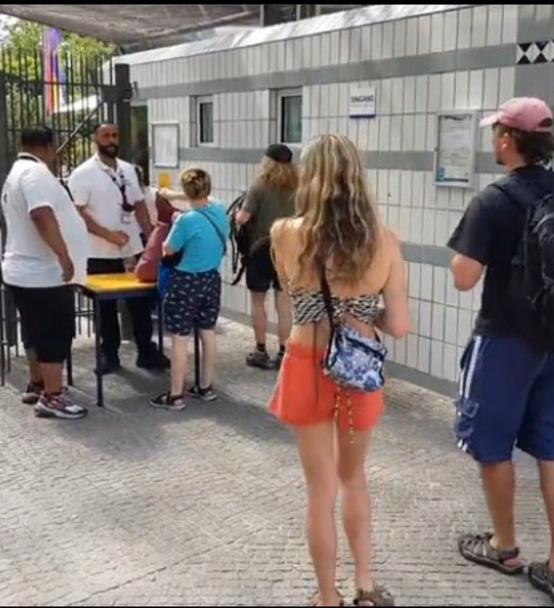 Jetzt durchsuchen irgendwelche Araber 50-Jährige Hausfrauen in Sandalen, weil irgendwelche Araber in Schwimmbädern randalieren. Diesen ganzen Schwachsinn kann man sich nicht ausdenken.
Wieder Mal den Bock zum Gärtner gemacht. 
Seine Leute wird er mit Handschlag durchwinken?!