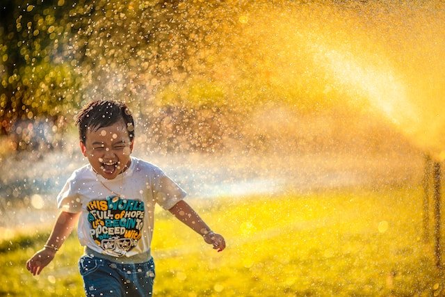 Mensen laten hun gedrag altijd deels bepalen door emoties. Daarom spelen PR-campagnes in op gevoelens. Wanneer heeft dit effect? Om deze vraag te beantwoorden, bespreken we zes positieve emoties: geluk, tevredenheid, nostalgie, hoop, trots en vertrouwen. 

buff.ly/3JXC6ly