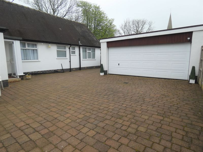 * RENTAL * WREA GREEN * 

🌟 Master Bedroom with En-Suite &amp; Further Two Double Bedrooms
🌟 A DOUBLE Detached Garage &amp; AMPLE Off Road Parking
🌟 Large Wrap Around Garden's
🌟 A Must View! 

Please call us on 01772 633399 or head online to discover more!
💻 ow.ly/MGvI50OTYMx
