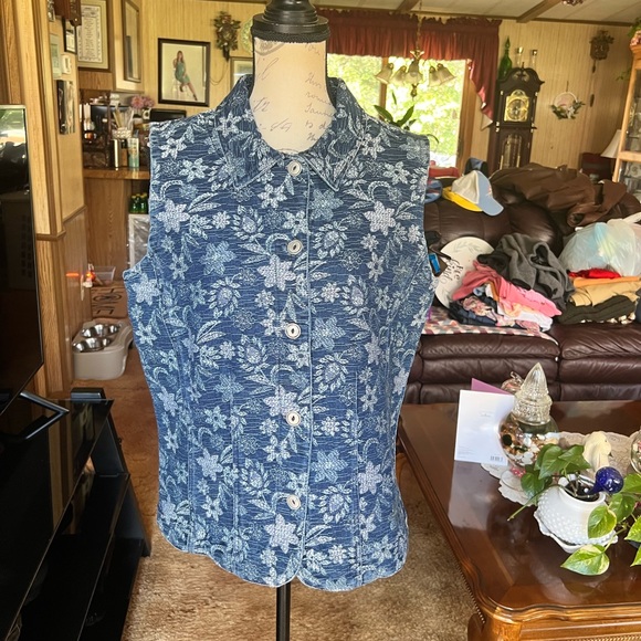 Deborah668491's tweet photo. So good I had to share! Check out all the items I'm loving on @Poshmarkapp from @Jennife55857479 @kim_jones76 #poshmark #fashion #style #shopmycloset #vintage #alfreddunner #coldwatercreek: https://t.co/cKjJCKKk2a https://t.co/yWWXyOujKT