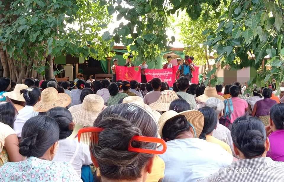 YeSoe91920267's tweet photo. BEGSC-Myaing members went to a village in #Myaing Tsp., #Magway Region with the banner that read as"The #decision_maker of revolution is no one but the people" & they held a talk about the importance of #non_violence resistance on July 16. #2023Jul17Coup
#WhatsHappeninglnMyanmar https://t.co/FkUALiSX7O