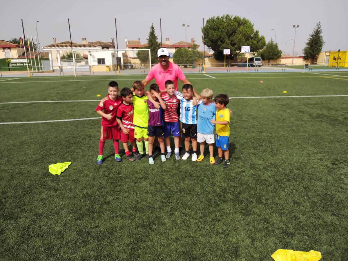 Atletico89CF's tweet photo. El campus del Ogijares 89, tomando su recta final;
3º semana de campamentos y la diversión está asegurada. 
Primera parte de sesiones de entrenamiento, segunda parte de competiciones y muchos juegos de agua en el último tramo de la mañana💧⛲ https://t.co/uNwvj9P26W