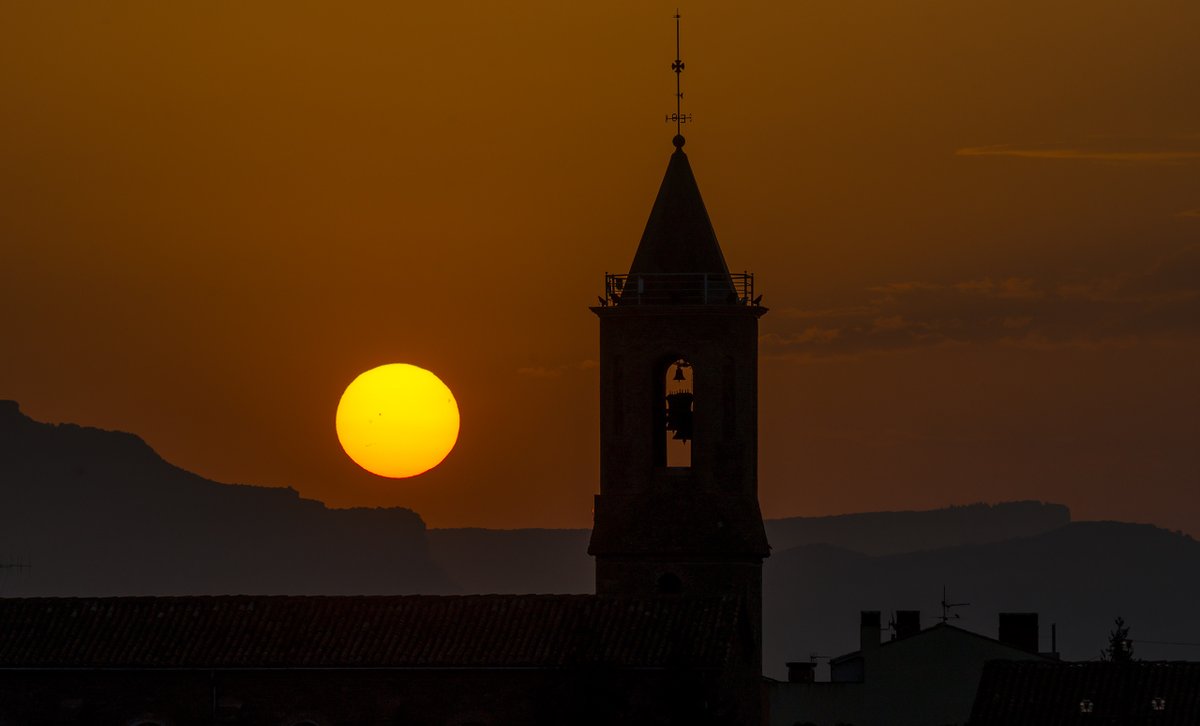el9nou's tweet photo. Imatges dels lectors | Surt el sol potent amb les seves taques, avui a Sentfores @emili_vilamala #osona #vic #sentfores #eltemps #meteocat #meteosona #meteorologia #el9nou #fotosdelslectorsdel9nou https://t.co/RhRTZ3q2ge