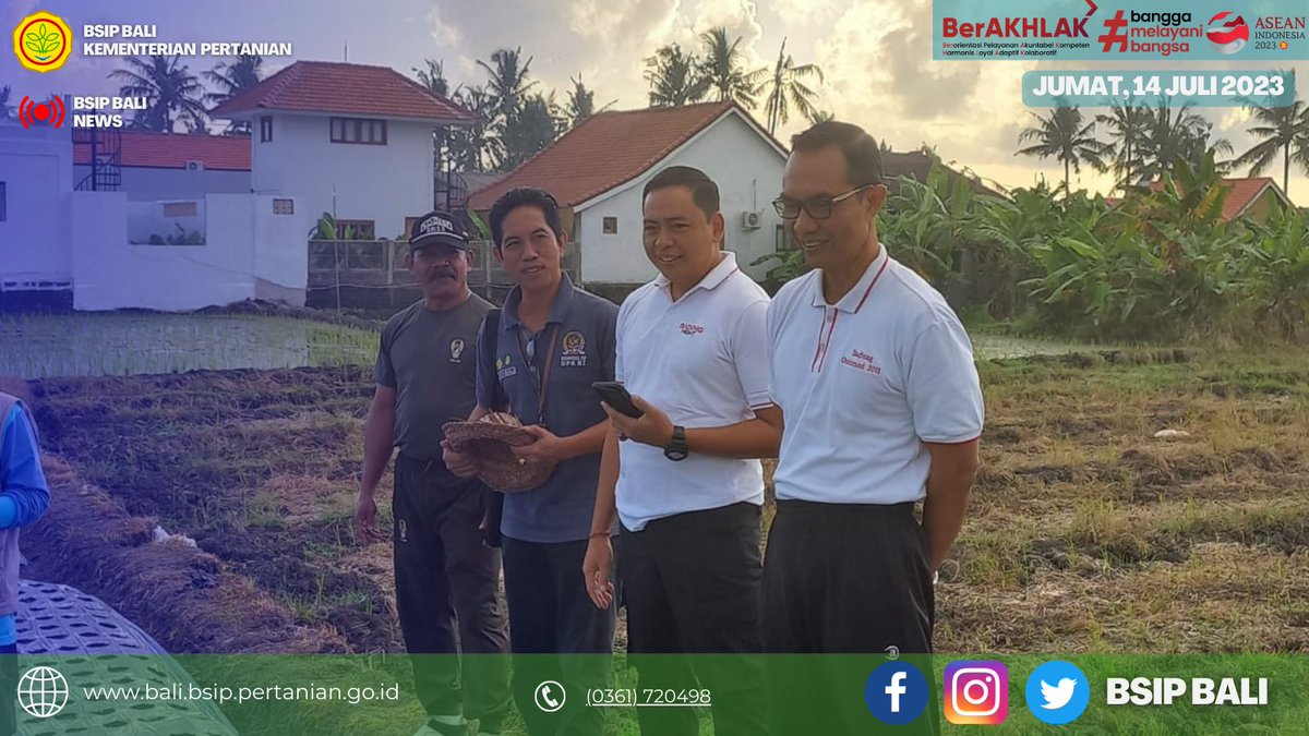 BRMPBali's tweet photo. Kepala BSIP Bali ikut serta dalam acara tanam bersama bawang merah di Kabupaten Badung. Dalam upaya pengembangan bawang merah, BSIP Bali siap mendampingi petani untuk suksesnya program pengembangan bawang merah di Badung. #BawangMerah
#BSIPBali
#DistandanPanganBadung https://t.co/RJPdx5hn6R