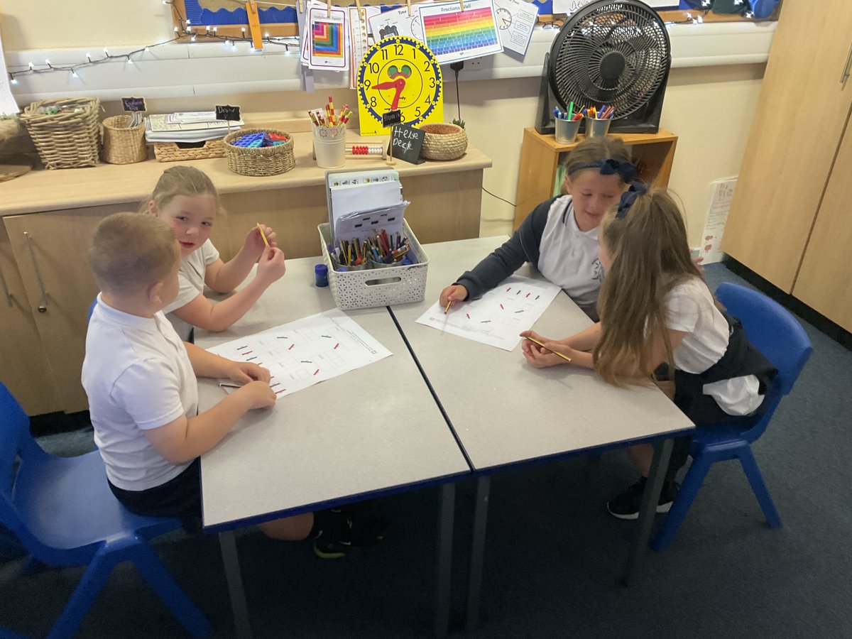 FPS_Computing's tweet image. Year Three have been writing &apos;binary questions&apos; to organise their own branching database about animals. 🤯