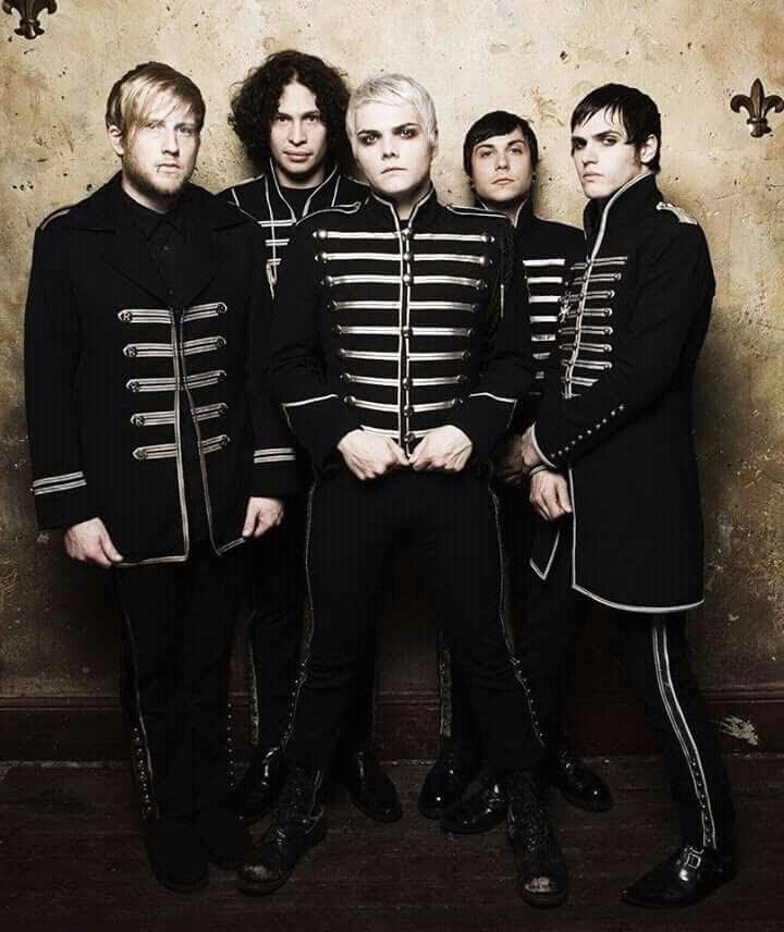MCRupdates1's tweet photo. ‘Welcome To The Black Parade’ has surpassed 300 million views on YouTube https://t.co/snXwnJi3jE