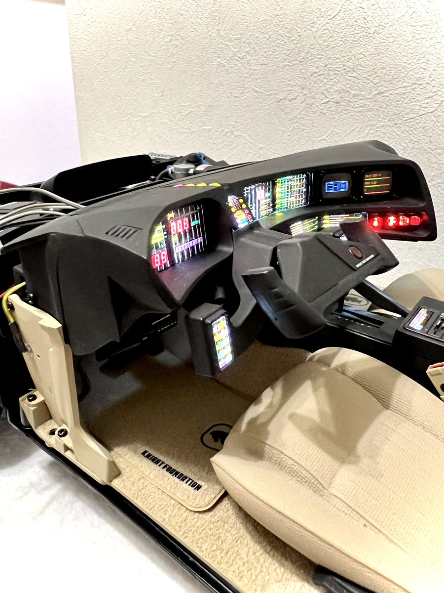 kurumin9284's tweet image. 週刊ナイトライダー第109号の製作。
ボディリヤ部にライトとバンパーとタイヤハウスを取り付けました。
サイドパネルも交換完了。
テールランプレンズの見えてしまうビスはスモークフィルムを貼って対策。
次号は最終号♬
#週刊ナイトライダー
#ナイト2000
#KNIGHT2000
#デアゴスティーニ
#DeAGOSTINI