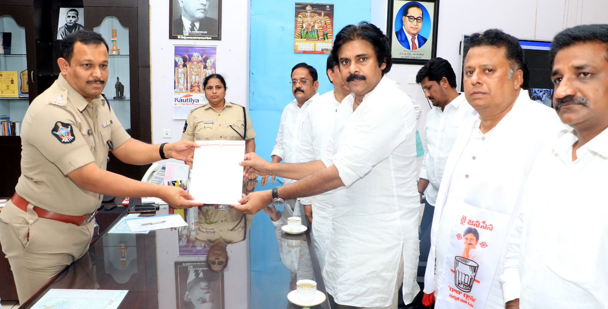 JanaSenaParty's tweet photo. CI అంజూ యాదవ్ అరాచకాలపై తిరుపతి జిల్లా SP కి ఫిర్యాదు చేసిన జనసేన అధ్యక్షులు శ్రీ పవన్ కళ్యాణ్ గారు.. https://t.co/2OxBZCkV3Z