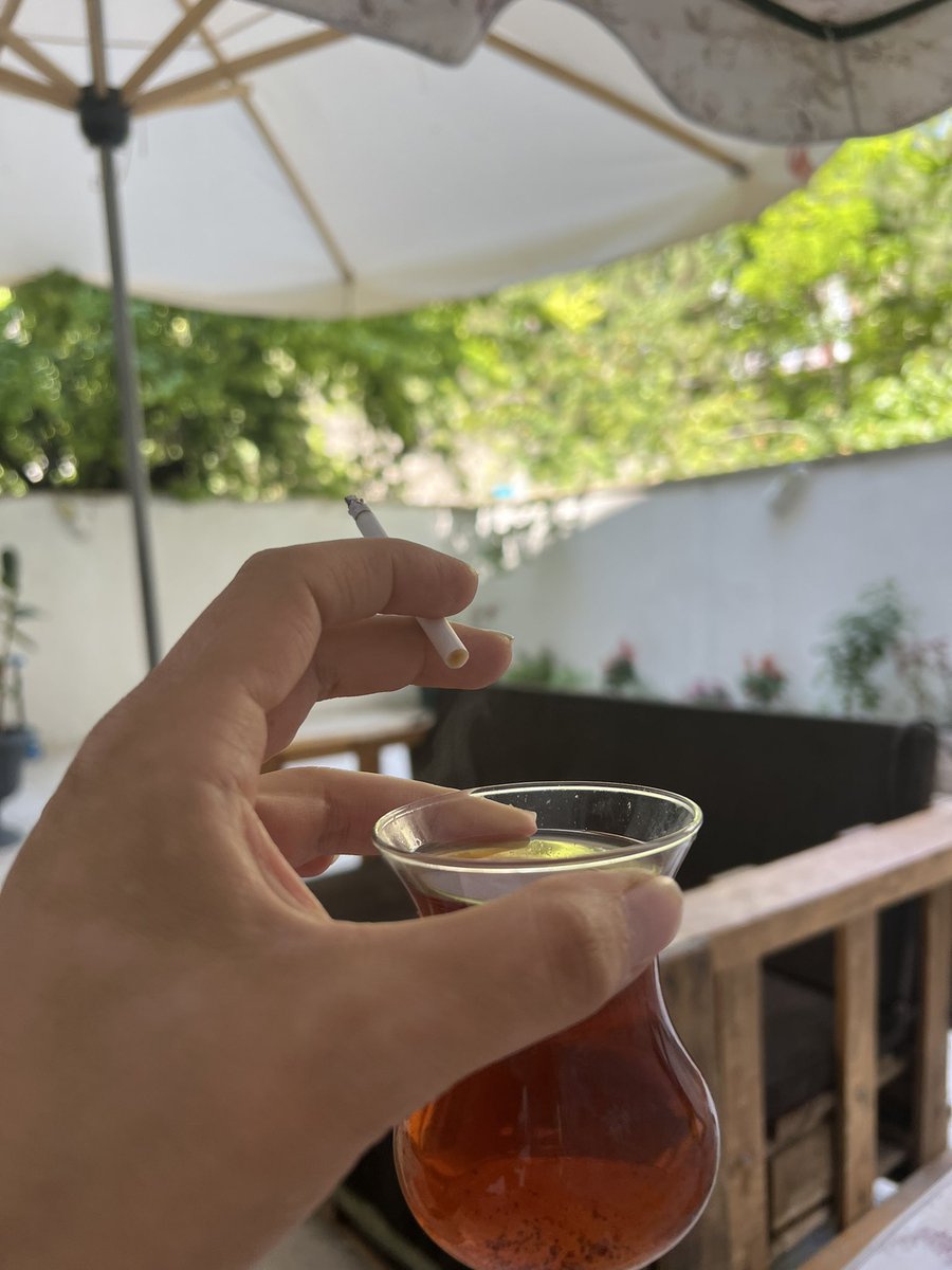 Bir çay verin birde sigara.
