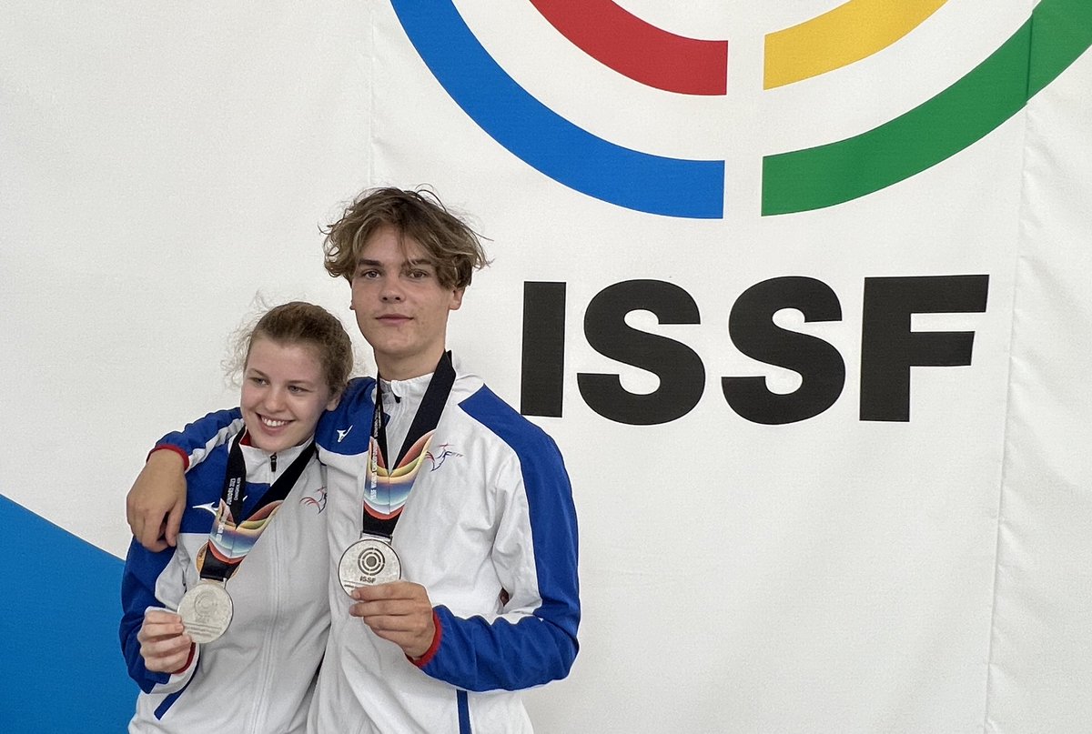 tir_ff's tweet photo. 🇰🇷 Championnat du monde @issf_official Juniors 🇰🇷

📍 Changwon📍

Première médaille pour la France en Corée du Sud ! 

▶️ Océanne MULLER et Romain AUFRERE décrochent la médaille d'argent en Carabine 10 m par équipe mixte lors de ce deuxième jour de compétition 🥈👏🏻

#WCHJuniors https://t.co/mxQCZwDy2B