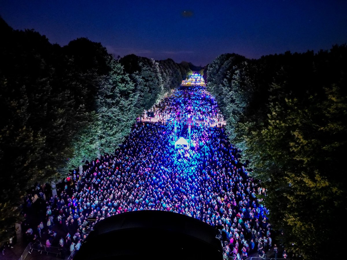 CommunedeSeclin's tweet photo. [📷18 000 personnes sur la drève !📷]

📷 Nous étions 18 000 ce samedi à célébrer ensemble la Fête Nationale à l'occasion de la Seclin Summer Night ! En un mot : ÉPOUSTOUFLANT !

#seclinmaville #seclinsummernight23 https://t.co/0xLBvjc0l6