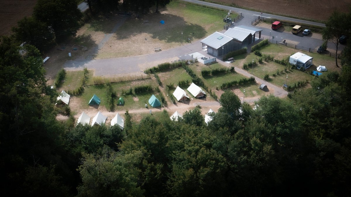 Si on vous dit que Merlin a caché un trésor à l'Eco-camping des Buis vous ne nous croirez peut-être pas.
On est donc allés sur place pour vous le prouver ! 🧙‍♂️

Notre reportage ici : radiolaser.fr/podcasts/i/238…

#ecocamping #lesbuis #lesbrulais #vallonspvd35 #vhbc #merlin